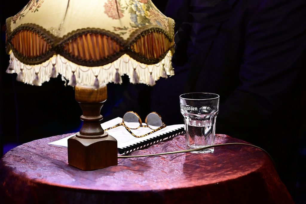 André Kerver, Christopher Mac-Carthy en Ulrich Wentzlaff-Eggebert ontmoeten Porgy Fransen en brengen een unieke voorstelling, waarin afwisselend werk wordt voorgedragen en geïmproviseerde muziek wordt gespeeld.